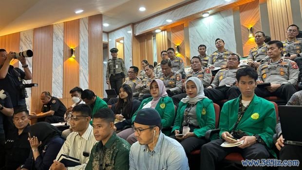 Mahasiswa memantau rapat Komisi III DPR RI bersama Kapolri