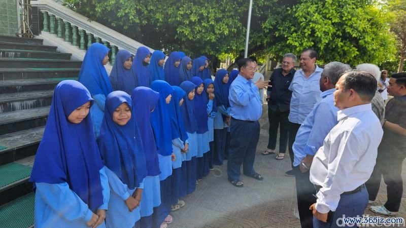 Chairman CT Corp. Chairul Tanjung dan Menteri Senior Kamboja Datuk Dr Othsman Hassan saat mengunjungi Madrasah di Phnom Penh, Kamboja.